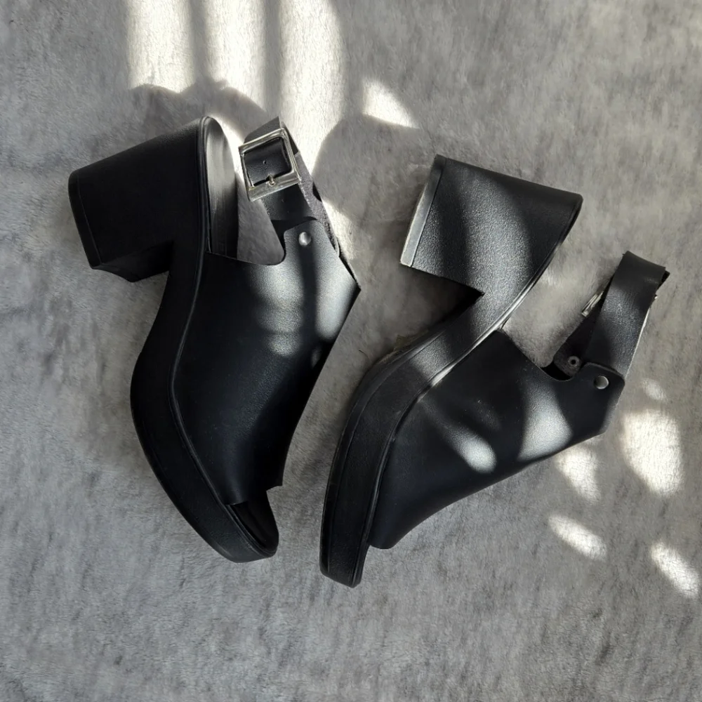 Open-Toe Sandals - Picture 2 of 4